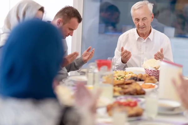 Muslim modern keluarga memiliki Ramadhan pesta — Stok Foto