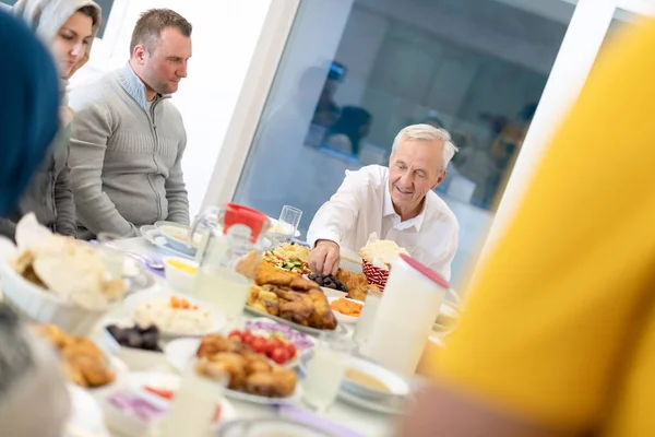 Nowoczesna wieloetniczna muzułmańska rodzina o święto Ramadan — Zdjęcie stockowe