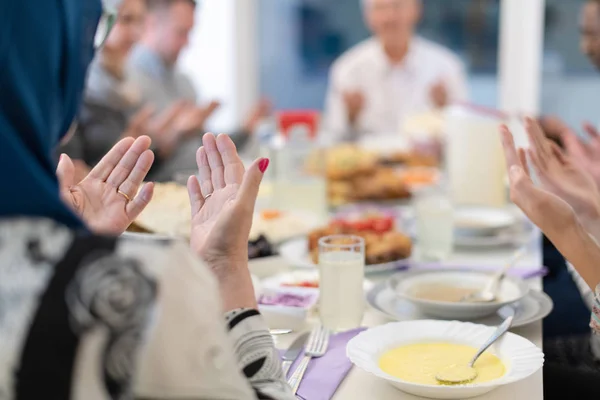 Famiglia musulmana moderna che ha una festa del Ramadan — Foto Stock