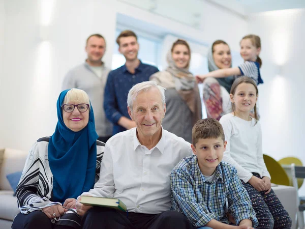 Porträt einer glücklichen modernen muslimischen Familie — Stockfoto