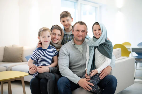 Retrato de la joven feliz familia musulmana moderna —  Fotos de Stock