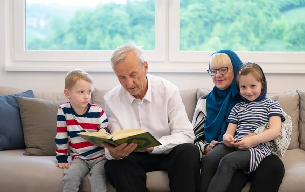 Moderne muslimische Großeltern mit Enkeln, die quran lesen — Stockfoto