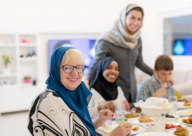 Ramazan ziyafetine sahip modern çok etnik Müslüman aile