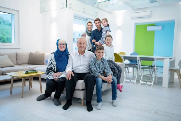 Retrato de la feliz familia musulmana moderna —  Fotos de Stock