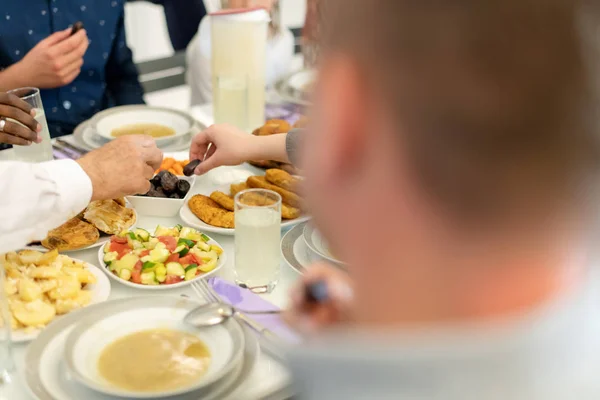 Ramazan ziyafetine sahip modern çok etnik Müslüman aile — Stok fotoğraf