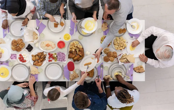 Vista dall'alto della moderna famiglia musulmana multietnica che ha un Ramadan fe — Foto Stock