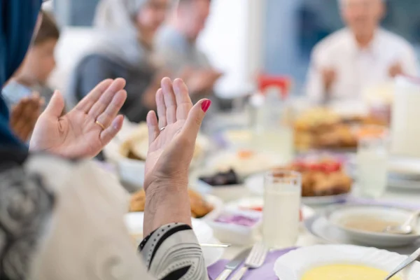 Moderne moslimfamilie met een Ramadan feest — Stockfoto