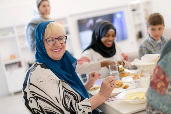 Família muçulmana multiétnica moderna que tem uma festa no Ramadã — Fotografia de Stock