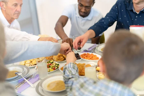 Moderne multi-etnische moslimfamilie met een Ramadan feest — Stockfoto