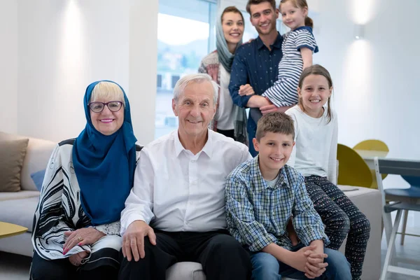 Retrato de la feliz familia musulmana moderna —  Fotos de Stock
