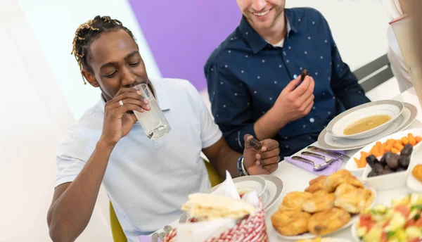 Negro hombre disfrutando iftar cena con familia —  Fotos de Stock