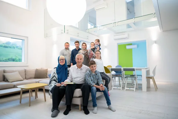 Retrato de la feliz familia musulmana moderna —  Fotos de Stock