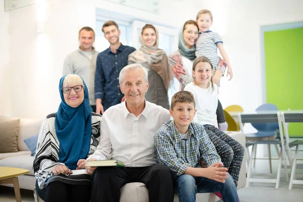 Porträt einer glücklichen modernen muslimischen Familie — Stockfoto