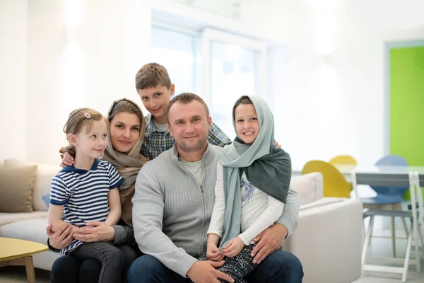 年轻快乐的现代穆斯林家庭的肖像 — 图库照片