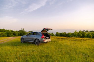 drone suv gövde manzara doğa dağlar da uçmak için hazır gün batımı