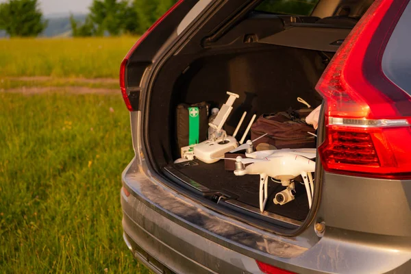 Dron Listo Para Volar Suv Tronco Paisaje Naturaleza Montañas Puesta — Foto de Stock