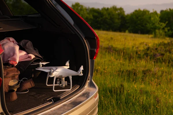 Drone Készen Áll Repülésre Suv Trunk Táj Természet Hegyek Naplemente — Stock Fotó