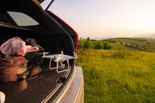 Dron Listo Para Volar Suv Tronco Paisaje Naturaleza Montañas Puesta —  Fotos de Stock