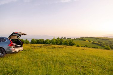 drone suv gövde manzara doğa dağlar da uçmak için hazır gün batımı