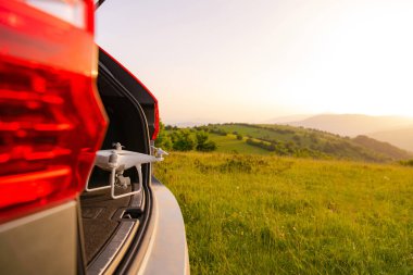 drone suv gövde manzara doğa dağlar da uçmak için hazır gün batımı