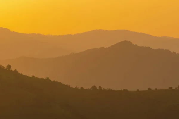 Coucher de soleil doré en été — Photo