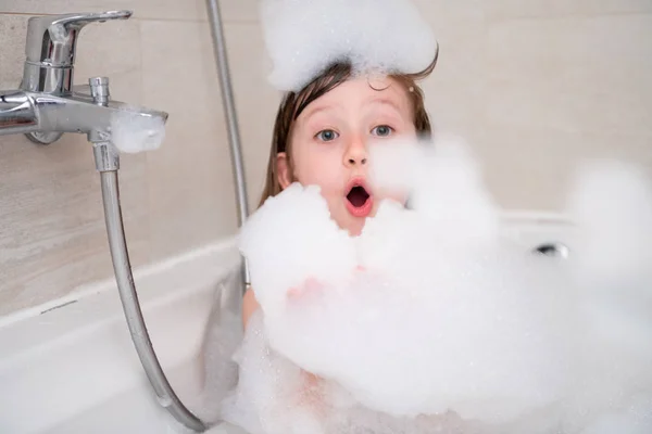 Petite fille dans le bain jouer avec la mousse — Photo