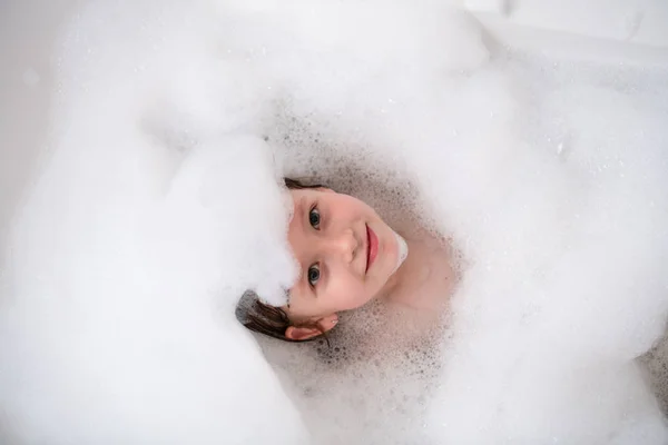 Vista superior da menina no banho brincando com espuma — Fotografia de Stock