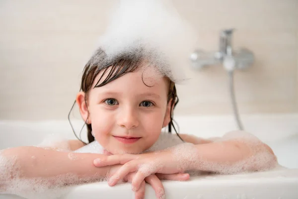 Bambina in bagno che gioca con la schiuma — Foto Stock