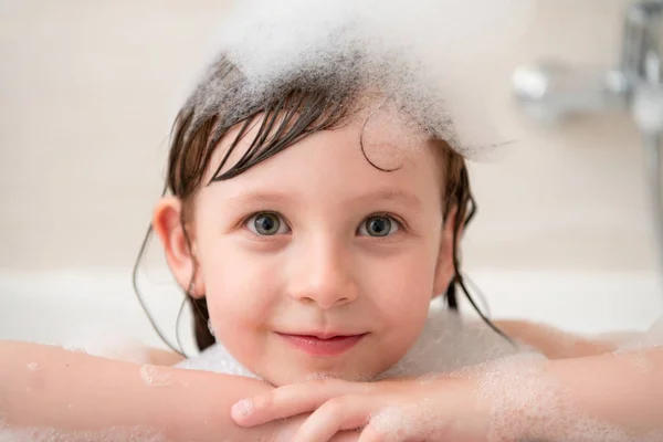 Petite fille dans le bain jouer avec la mousse — Photo