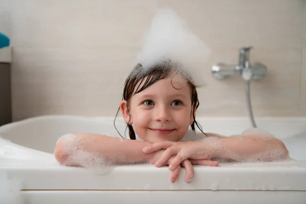 Petite fille dans le bain jouer avec la mousse — Photo