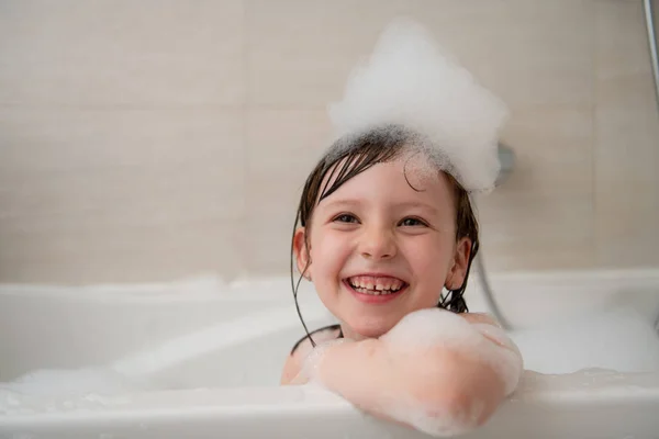 Bambina in bagno che gioca con la schiuma — Foto Stock