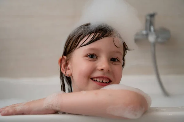 Bambina in bagno che gioca con la schiuma — Foto Stock