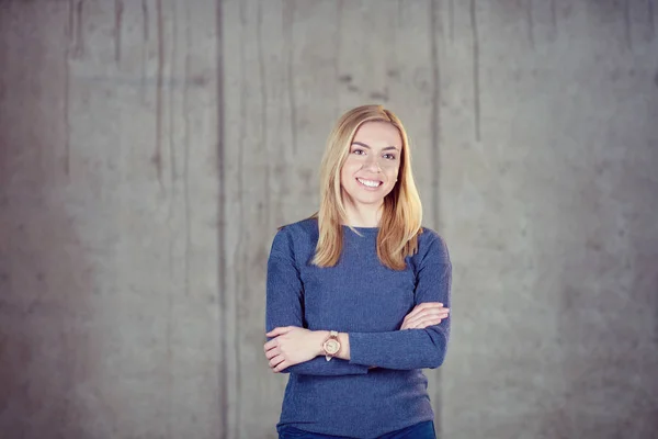 Portret van casual zakenvrouw voor een betonnen muur — Stockfoto