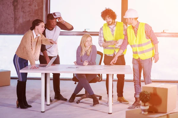 Gruppe multiethnischer Geschäftsleute auf Baustelle — Stockfoto