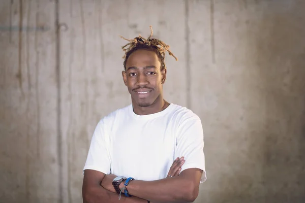 Retrato de hombre de negocios negro frente a una pared de hormigón —  Fotos de Stock