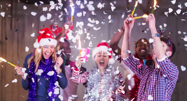 Multi-etnische groep van casual zakenmensen met confetti deel — Stockfoto