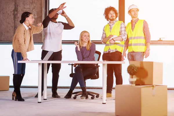 Grupo de empresários multiétnicos no estaleiro de construção — Fotografia de Stock