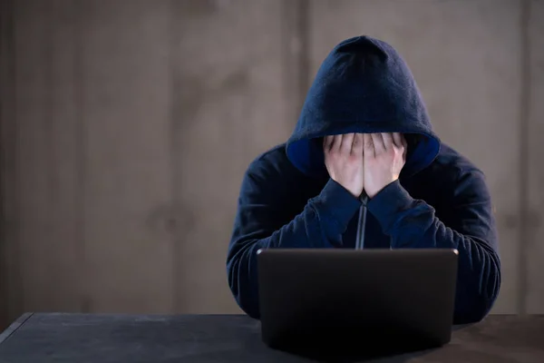 Talentierte Hacker mit Laptop-Computer bei der Arbeit in dunklen offi — Stockfoto