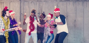 konfeti parçası olan gündelik iş adamları çok ırklı grup