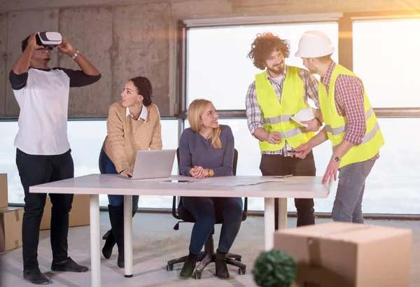 Grupo de empresarios multiétnicos en obra — Foto de Stock