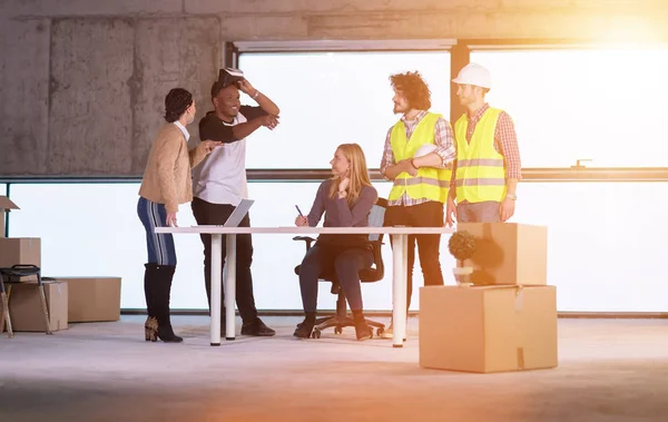 Groupe de gens d'affaires multiethniques sur le chantier de construction — Photo