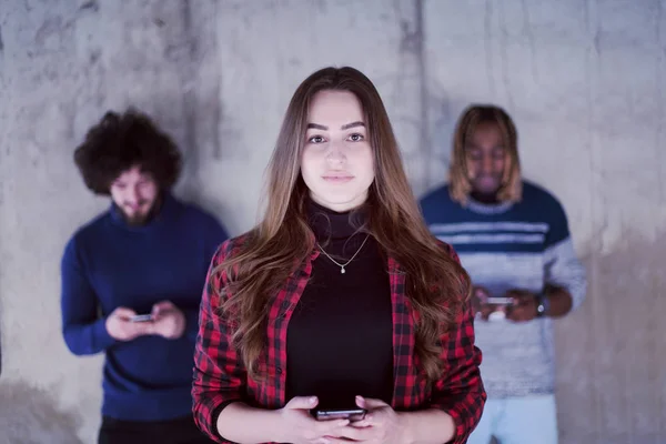 Equipe de negócios multiétnica casual usando telefones celulares na frente de — Fotografia de Stock