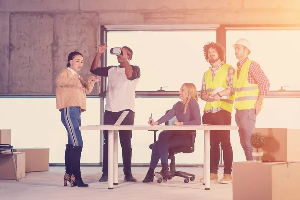 Gruppe multiethnischer Geschäftsleute auf Baustelle — Stockfoto