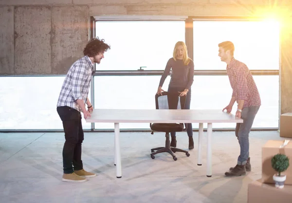 Equipo de negocios llevando mesa blanca — Foto de Stock