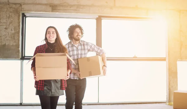 Team di lavoro che trasporta scatole di cartone — Foto Stock