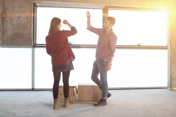 Equipo de negocios que lleva cajas de cartón — Foto de Stock