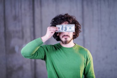 gözleri üzerinde amerikan doları banknot tutan iş adamı