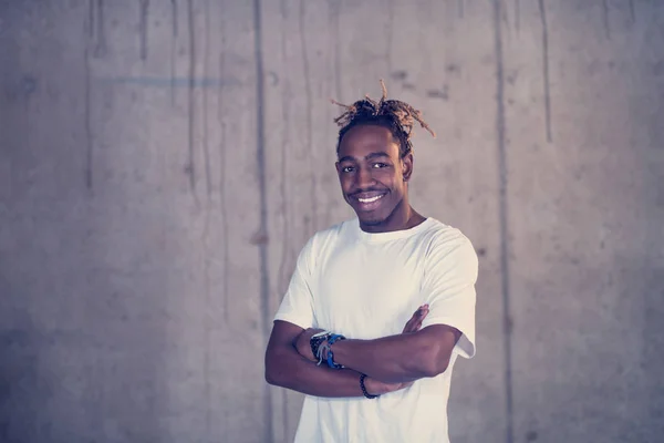 Retrato de hombre de negocios negro frente a una pared de hormigón —  Fotos de Stock