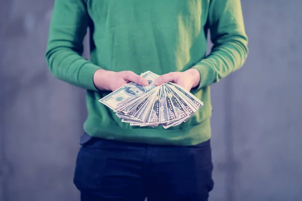 Business man het weergeven van een spreiding van Amerikaanse dollar cash geld — Stockfoto