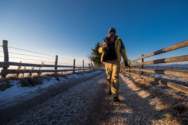 Joven fotógrafo caminando por el camino del campo — Foto de Stock